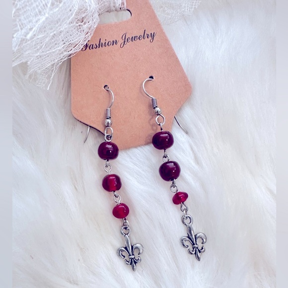 Stunning 3-Tier Red Amber Gemstones, Fleurs-de-Lea Charm
Stamped 925s Earrings - Picture 2 of 13